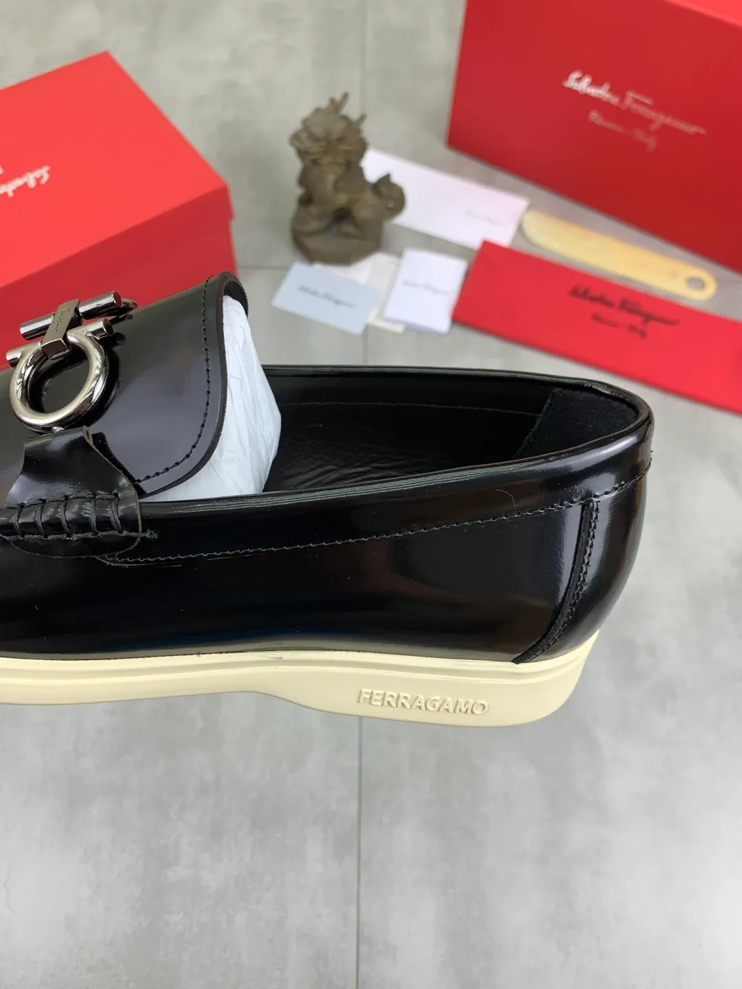 Men's Men's Shoes 💰P580💰[New Style] Water-dyed Niuli 🆘[Salvatore Ferragamo] Ferragamo's latest casual business leather shoes for men! Listed simultaneously! The fabric is made of specially imported original open-edge beaded calfskin, and the interior is made of imported water-dyed cowhide. It is absolutely luxurious and leads the fashion trend. Matching code: 38-44 (45 and 46 can be customized) Black, brown and burgundy colors available